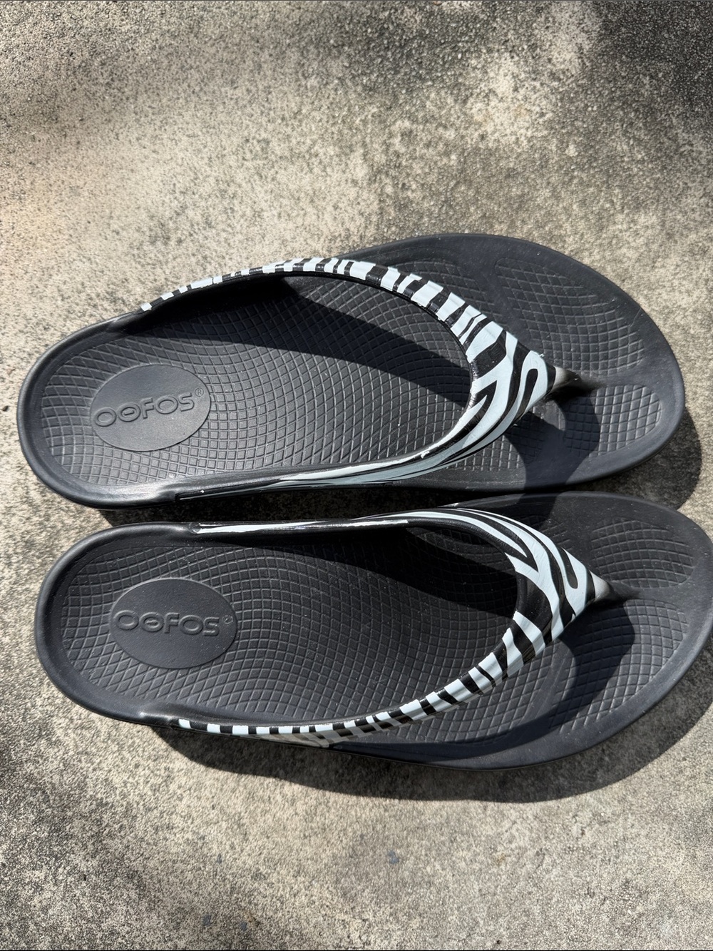 OOFOS OOlala Limited Edition Zebra Recovery Sandals - Picture 5 of 5